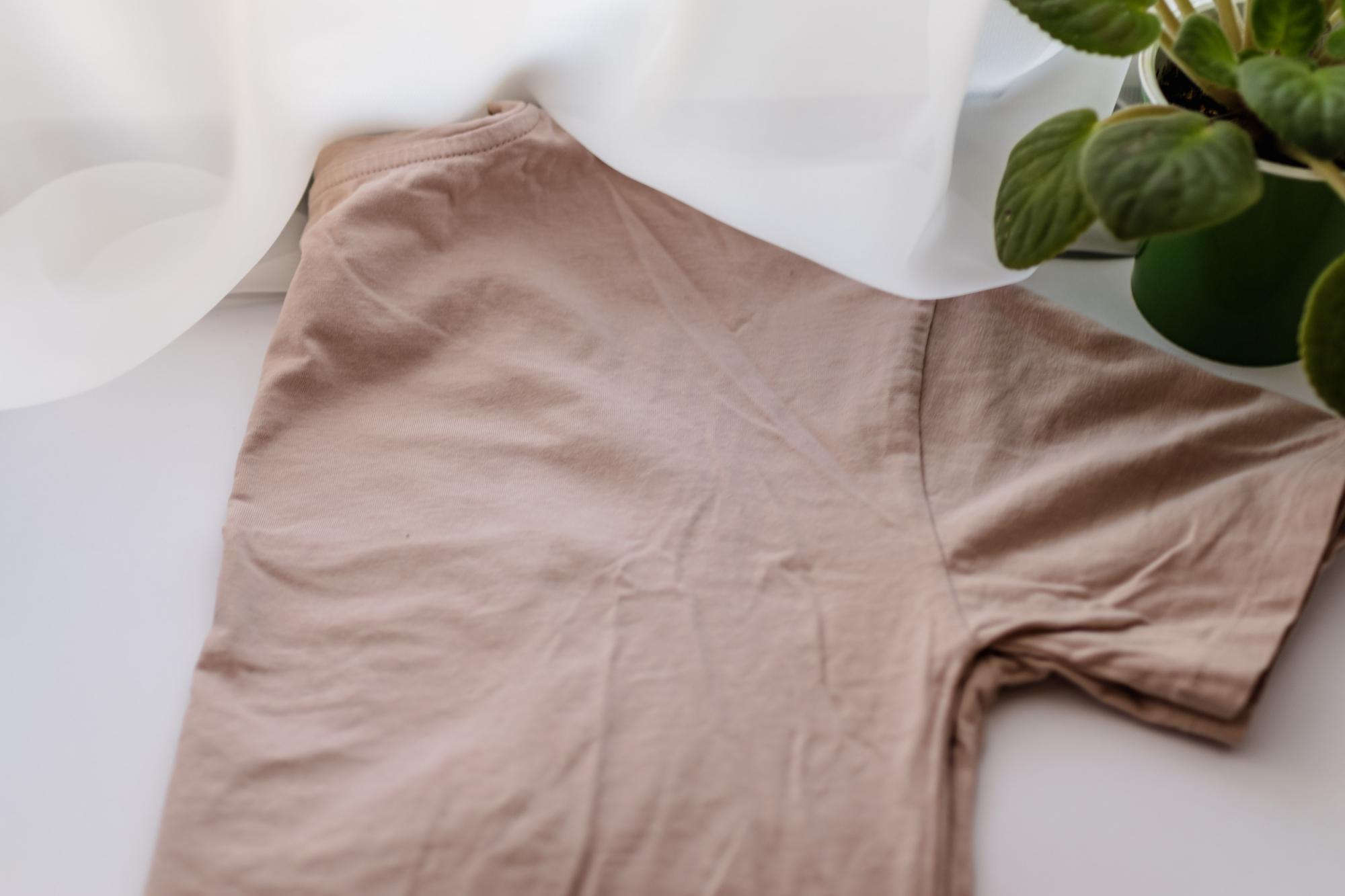 Prosty t-shirt przed haftem